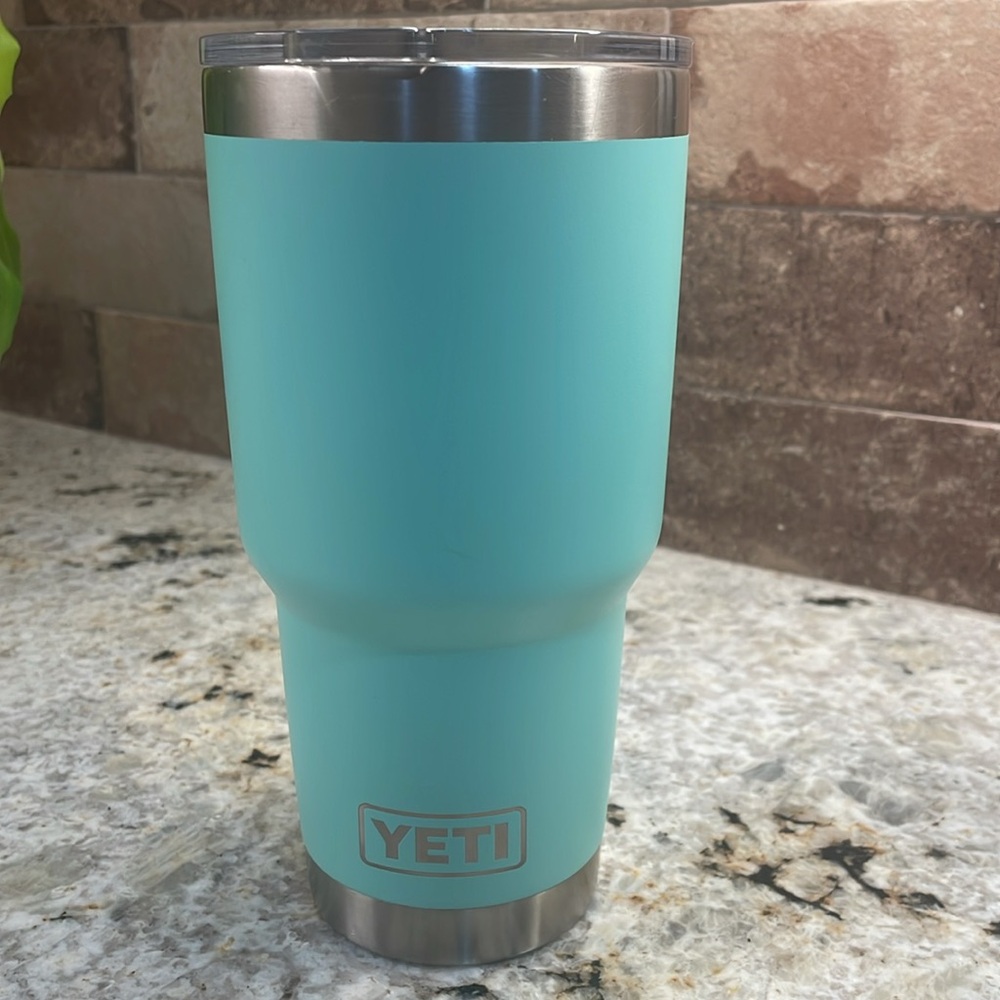 30 oz Very pretty Seafoam Tumbler Yeti with straw option lid